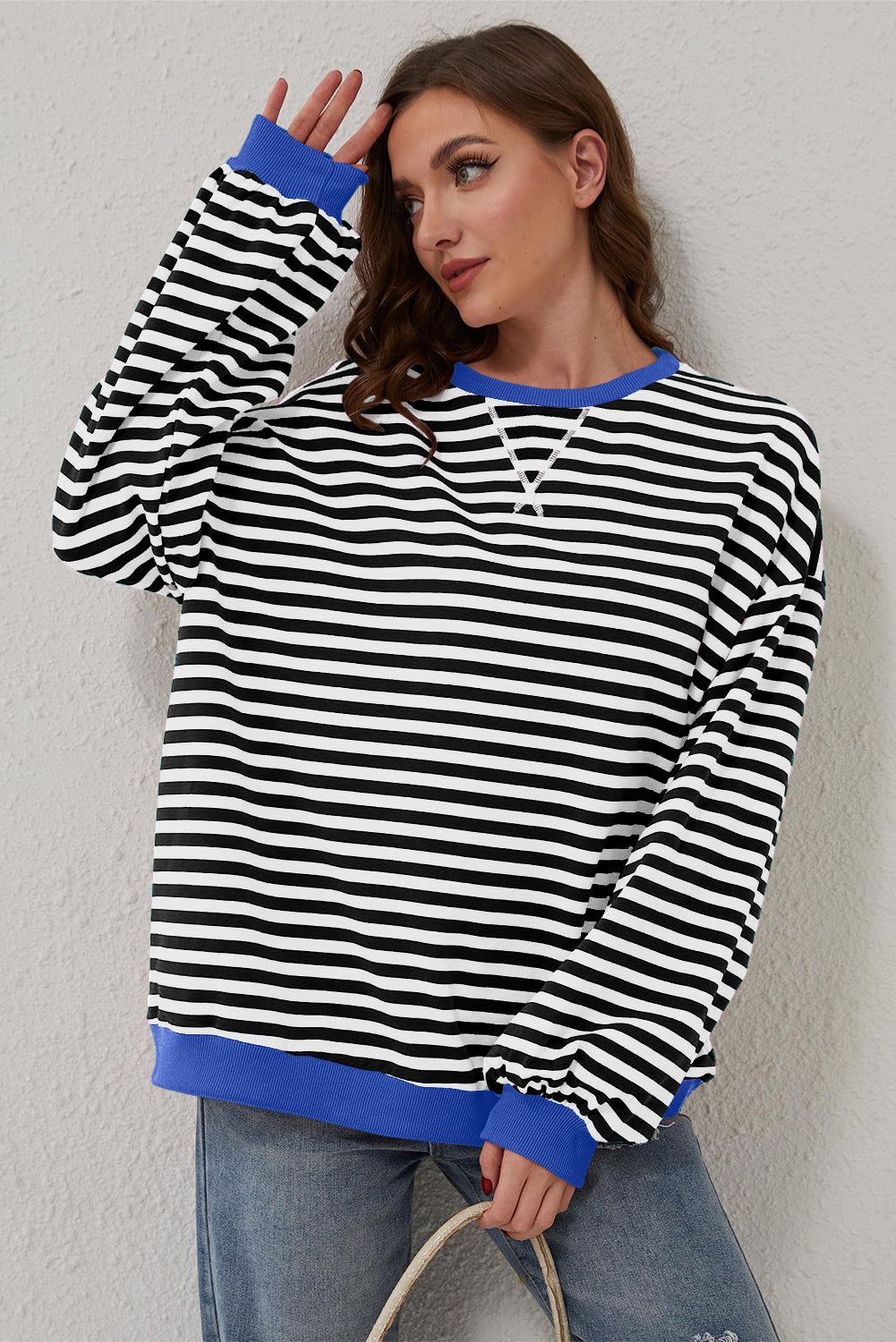 Oversize-Pullover mit Kontrastbesatz und schwarzen Streifen