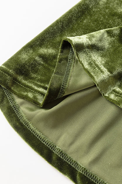 Moosgrünes Samtkleid mit gesmoktem Oberteil und Rüschenkragen