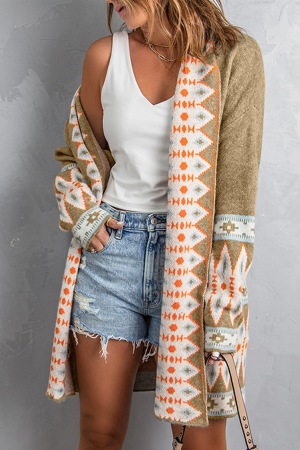 Khakifarbene Strickjacke mit Aztekenmuster und offener Vorderseite