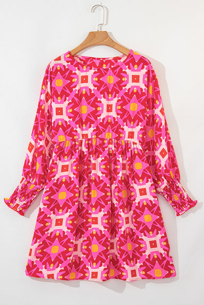Erdbeerrosa gesmoktes Minikleid mit langen Ärmeln und geometrischem Print