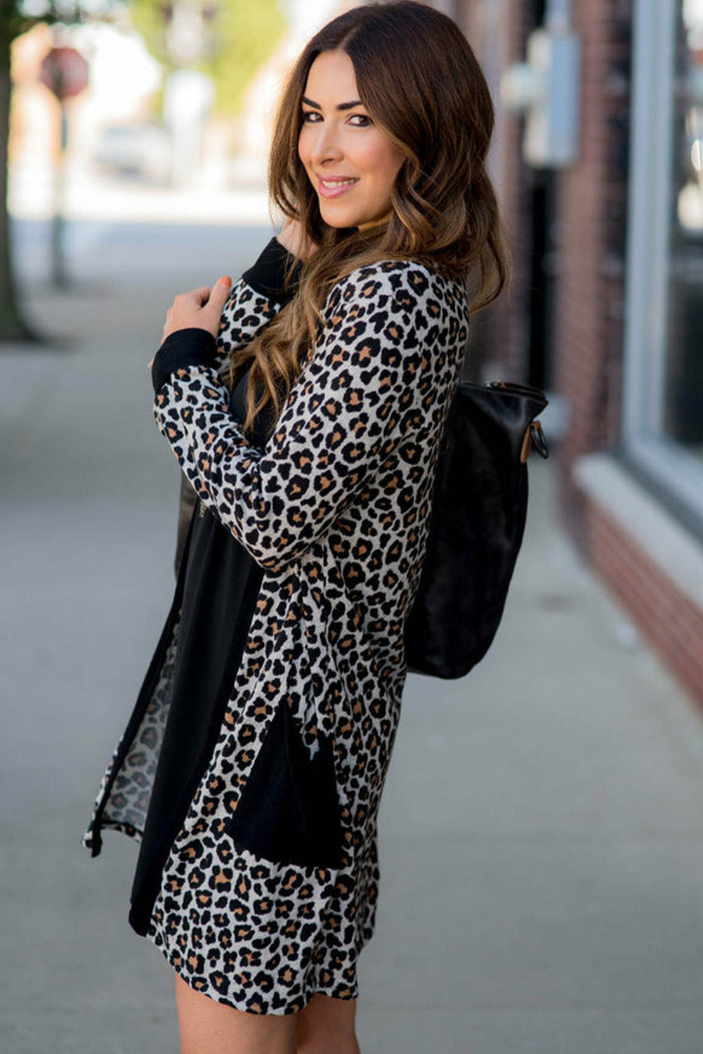 Schwarzer Cardigan mit Leopardenmuster, aufgesetzten Taschen und offener Vorderseite