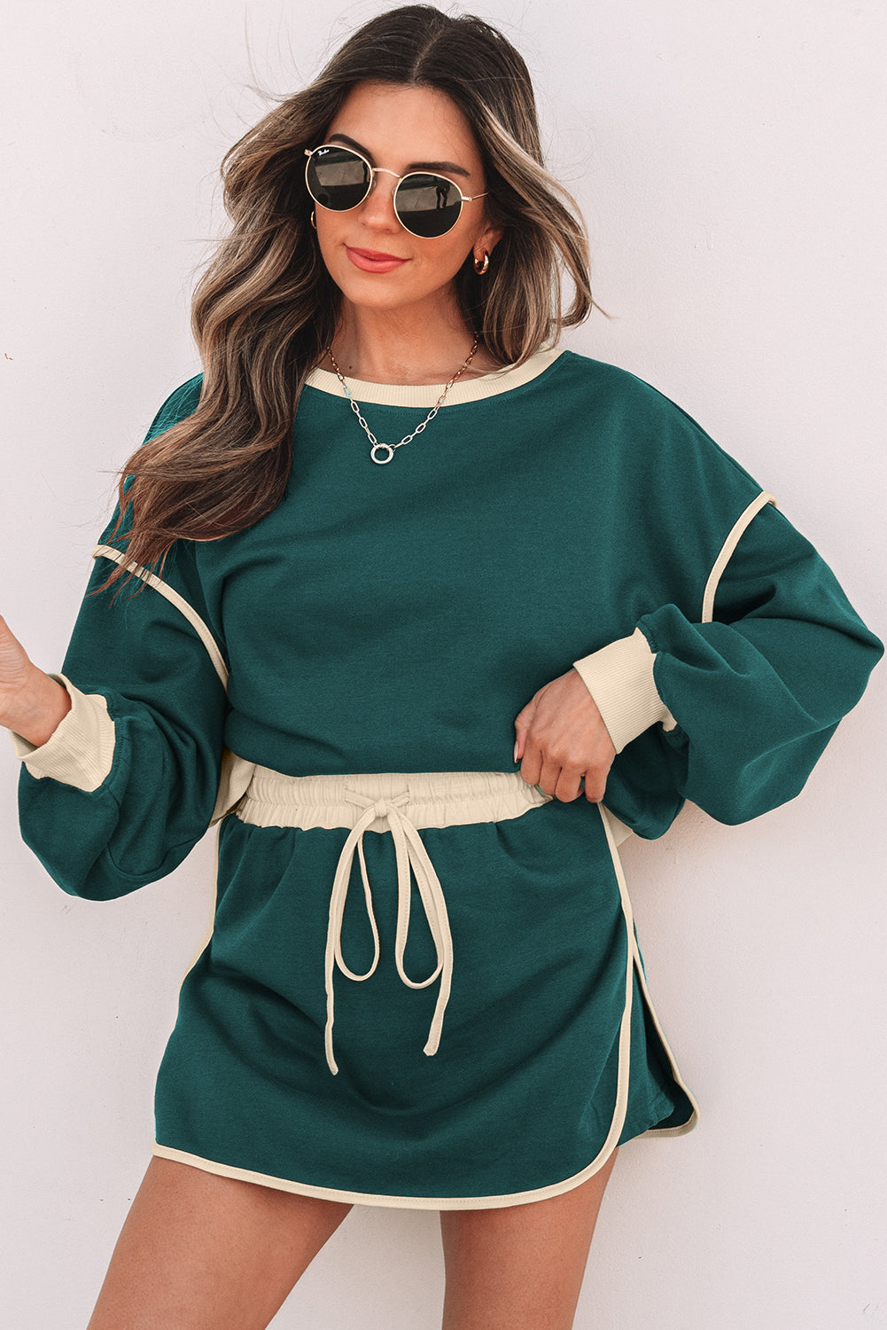 Evergreen Set mit lockerem Pullover in Kontrastfarbe und Skort mit Schnürung in der Taille