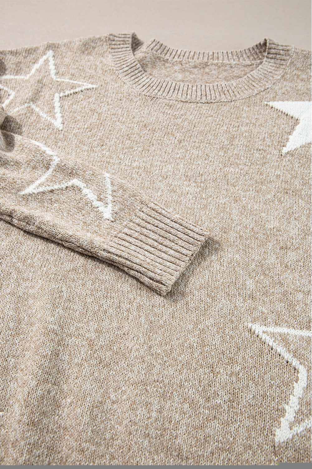 Khakifarbener Pullover mit überschnittener Schulter und Sternmuster