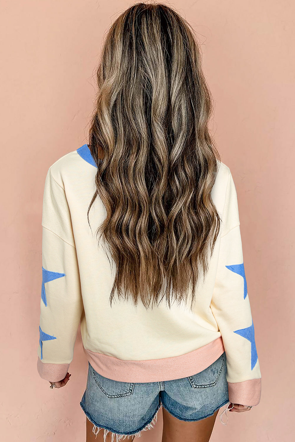 Beiges Oversize-Sweatshirt mit Stern-Patchwork und sichtbaren Nähten