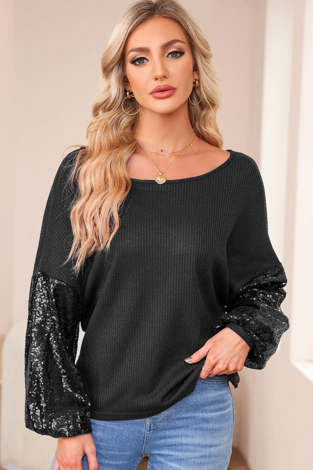 Schwarzes Waffelstrick-Top mit Pailletten und Patchwork-Ärmeln und offenem Rücken