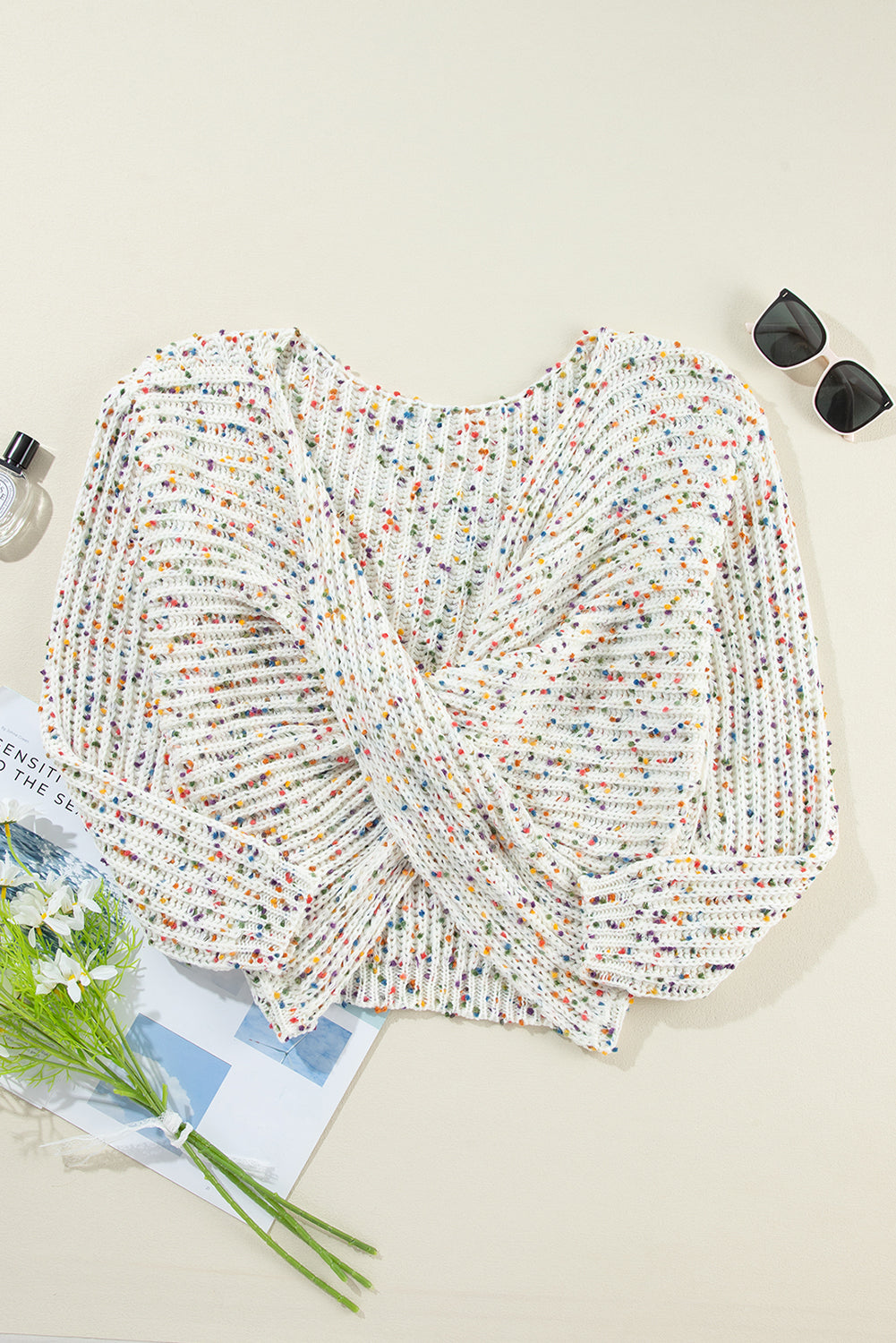 Weißer Konfetti-Wendepullover mit Twist