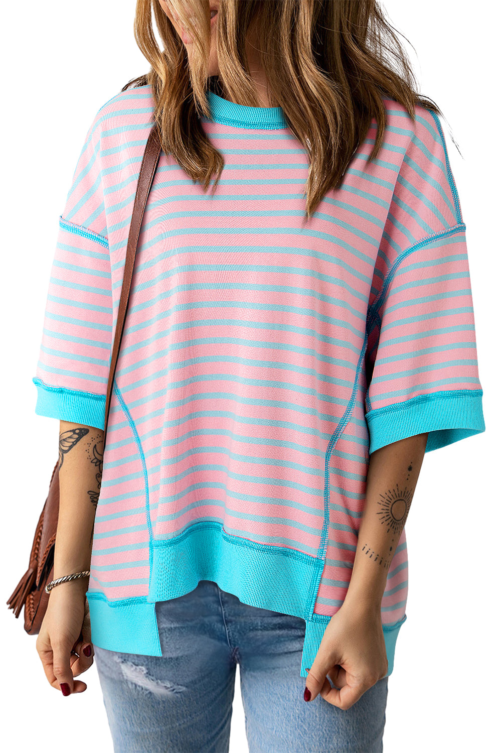 Rosa gestreiftes Oversize-T-Shirt mit Kontrastbesatz und sichtbaren Nähten, High Low