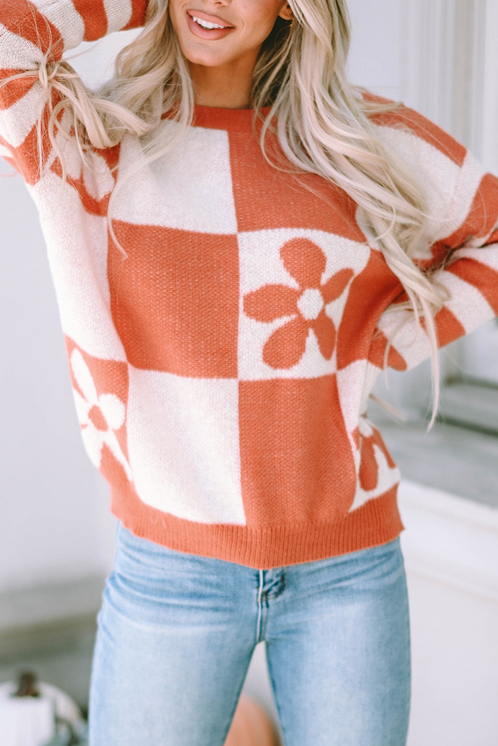 Brauner Pullover mit kariertem Blumenmuster und gestreiften Ärmeln