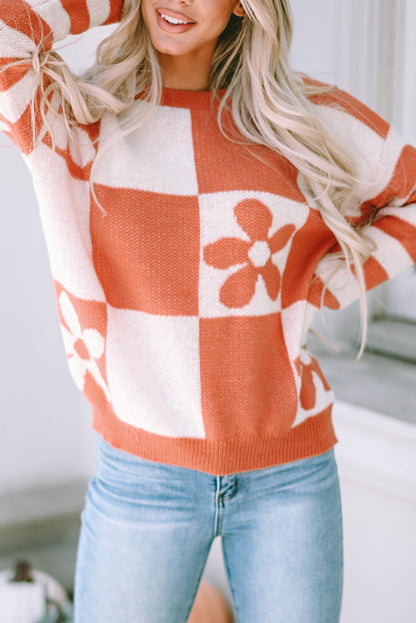 Brauner Pullover mit kariertem Blumenmuster und gestreiften Ärmeln