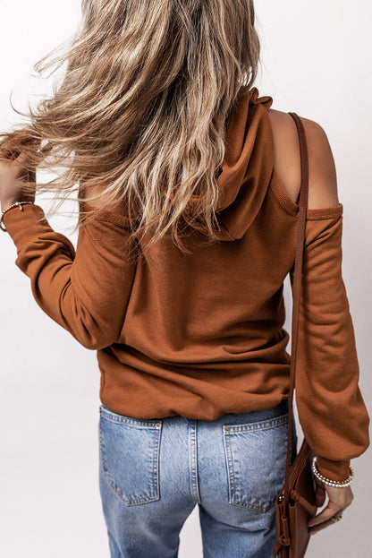 Zimtfarbener Kapuzenpullover mit sichtbaren Nähten und kalter Schulterpartie und Kordelzug