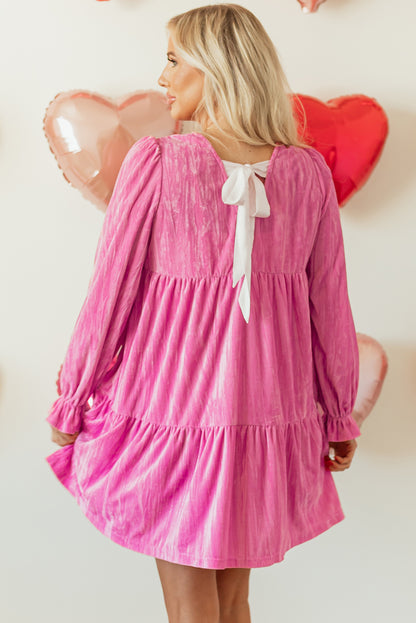 Erdbeerrosa Minikleid aus Samt mit Volantärmeln und Rüschen