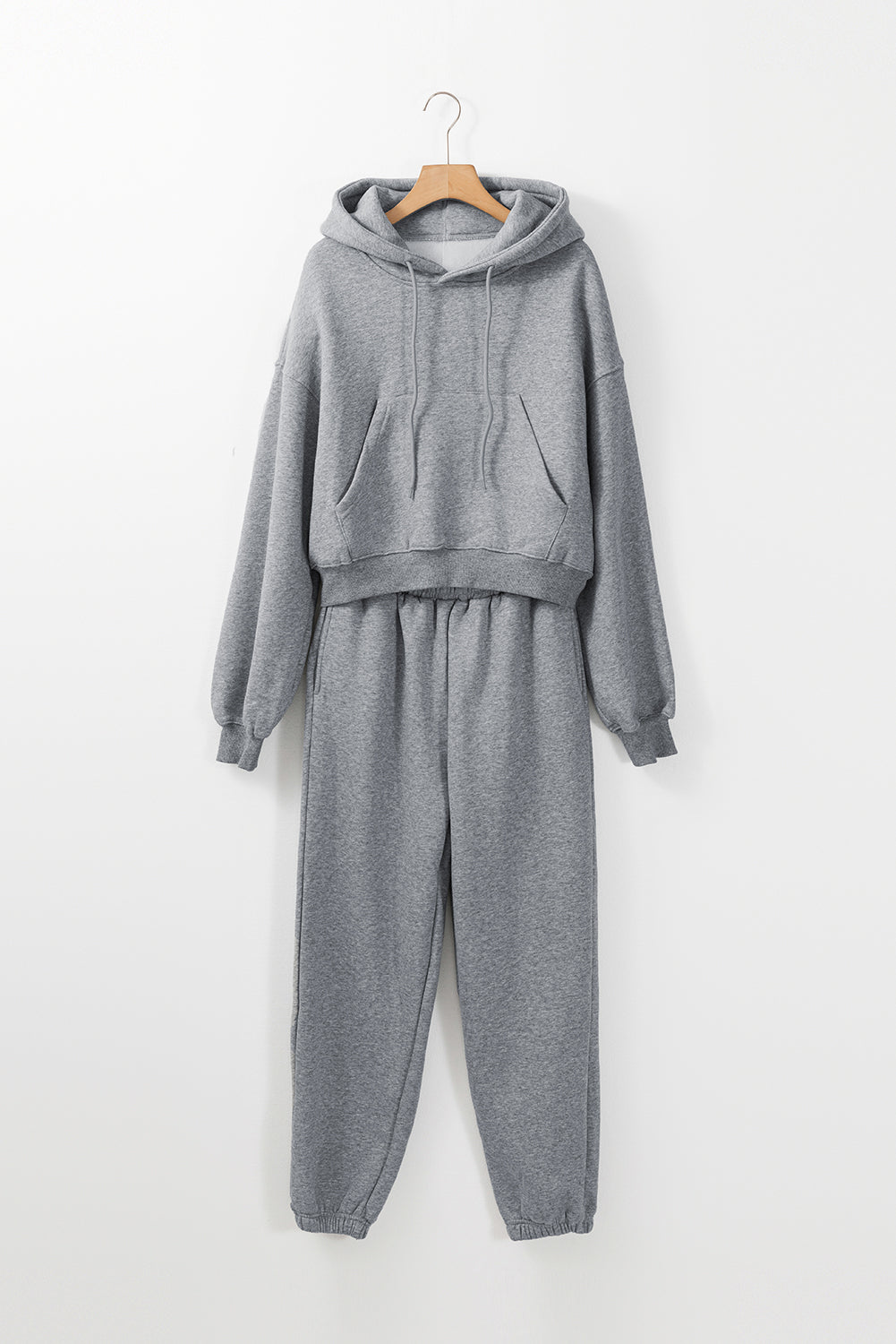 Graues Activewear-Set mit Kapuzenpullover und Jogginghose mit überschnittenen Schultern