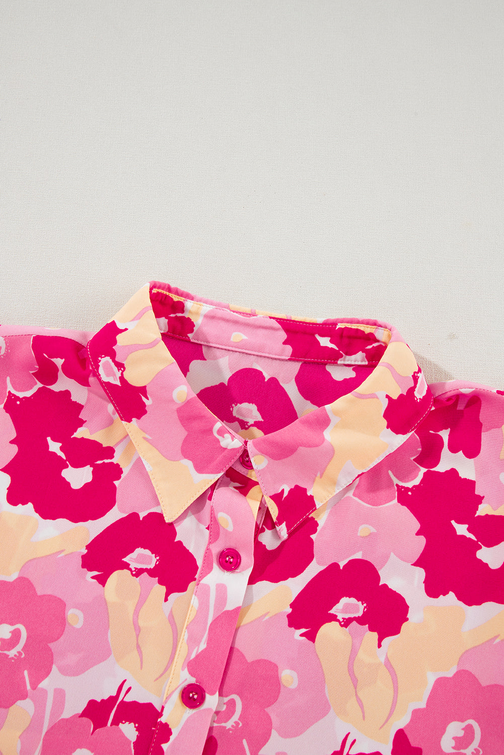 Rosafarbenes Hemd mit Puffärmeln und Blumenmuster