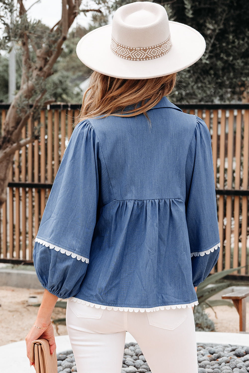 Abendblaue Babydoll-Bluse mit 3/4-Puffärmeln und Kragen aus Spitze mit Zickzackmuster