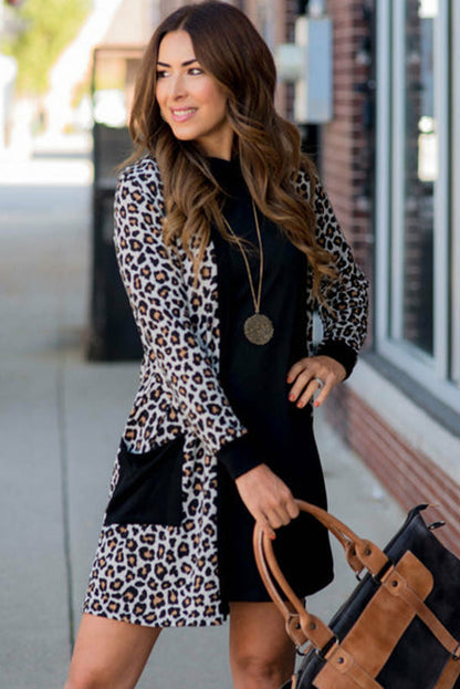 Schwarzer Cardigan mit Leopardenmuster, aufgesetzten Taschen und offener Vorderseite