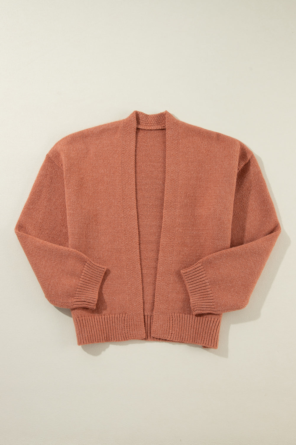 Kurzer Cardigan mit überschnittenen Schultern und offener Vorderseite in Hellbeige