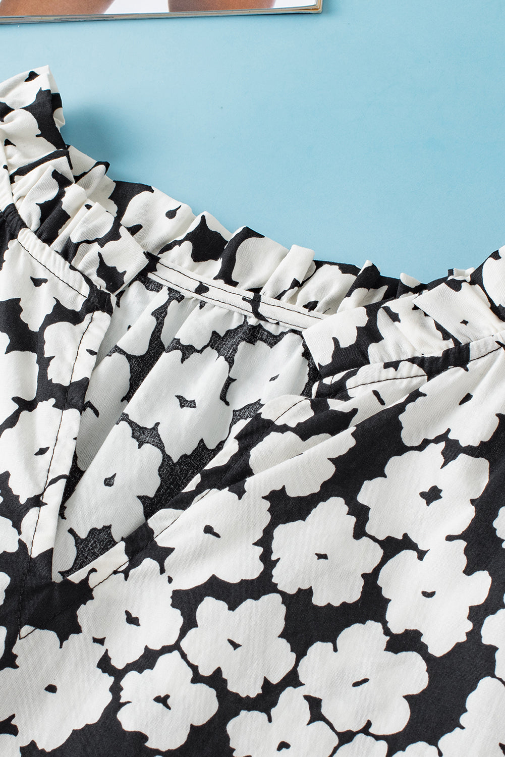 Schwarze Bluse mit floralem Kontrastmuster und Zickzackmuster und Rüschenärmeln
