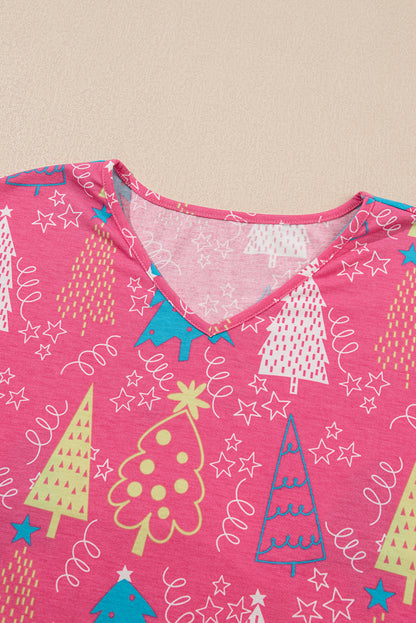Lounge-Set aus T-Shirt mit V-Ausschnitt und Hose mit Weihnachtsbaum-Print in Rosé