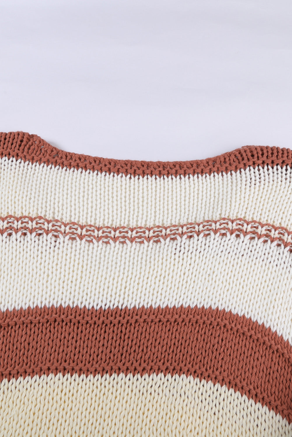 Gestrickter Pullover mit V-Ausschnitt und Laternenärmeln