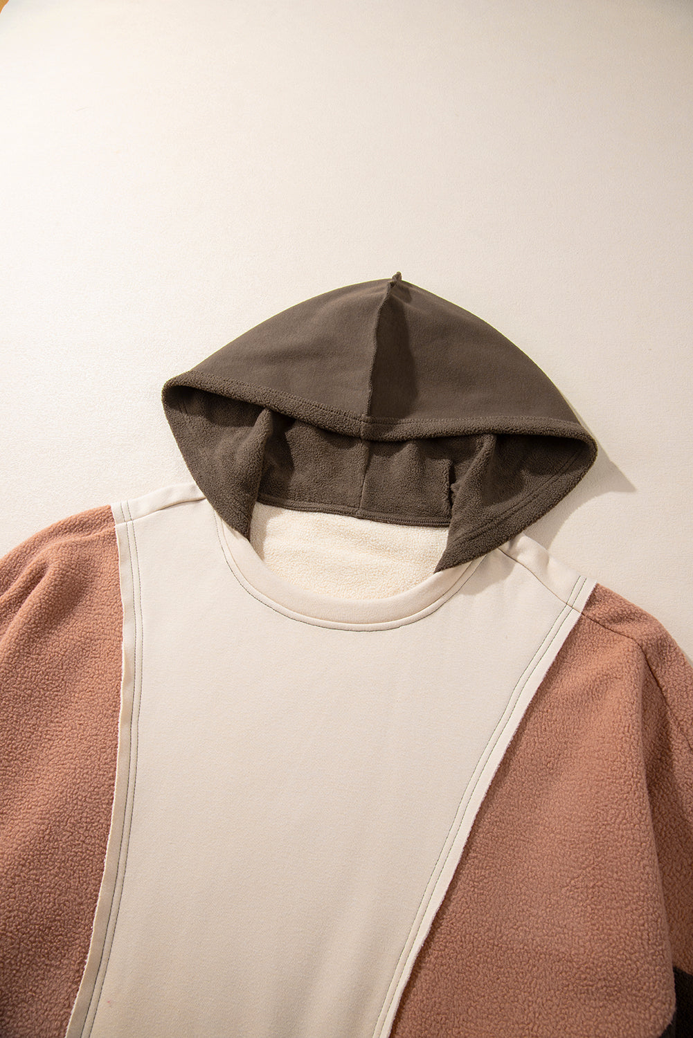 Brauner Hoodie mit sichtbaren Nähten und Farbblockdesign in Übergröße