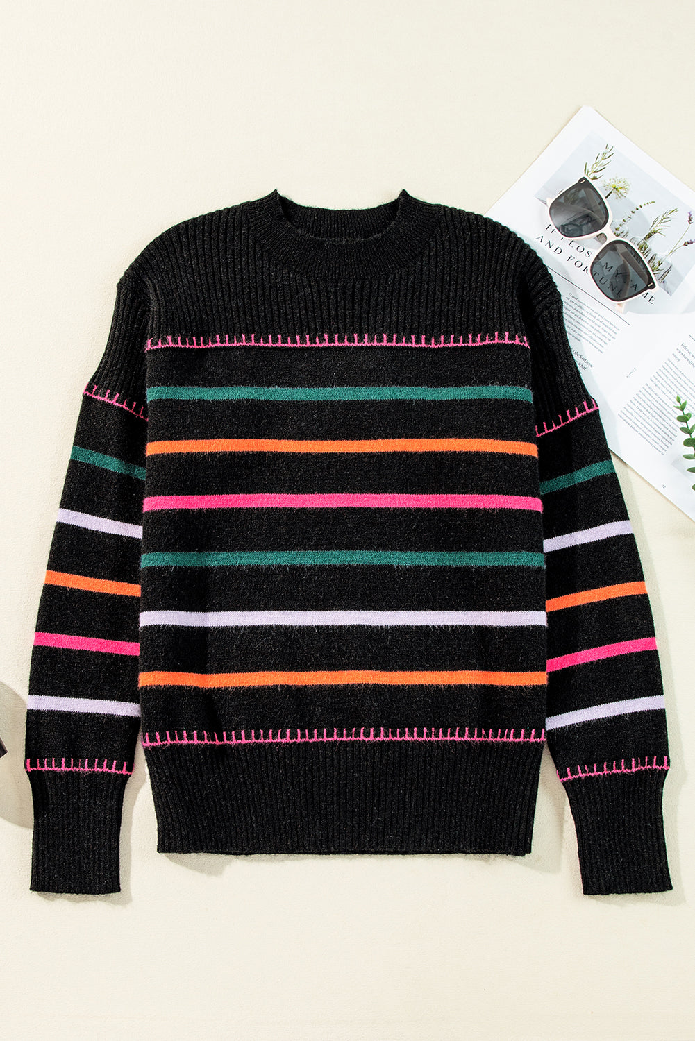 Schwarzer Pullover mit bunten Streifen und Rippenbesatz