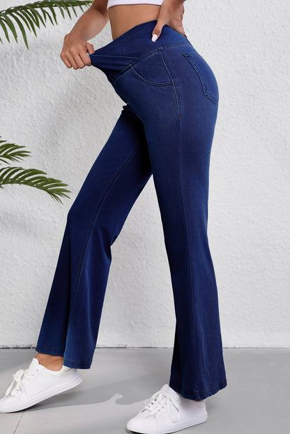 Dunkelblaue, einfarbige Schlagjeans mit gekreuzter High Waist
