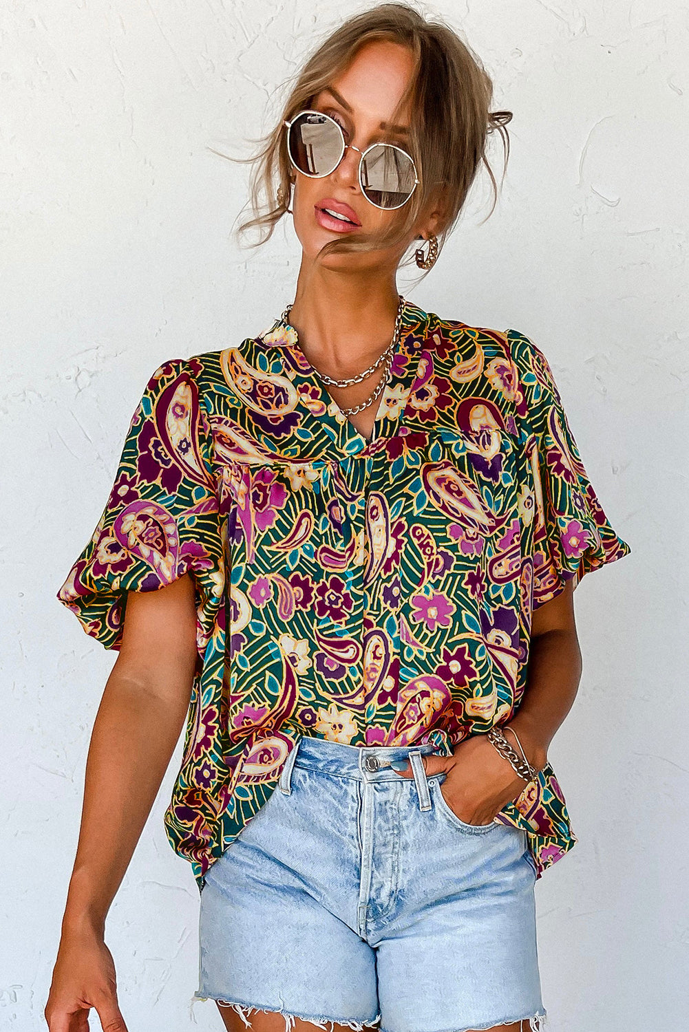 Grüne Paisley-Bluse mit V-Ausschnitt und kurzen Puffärmeln