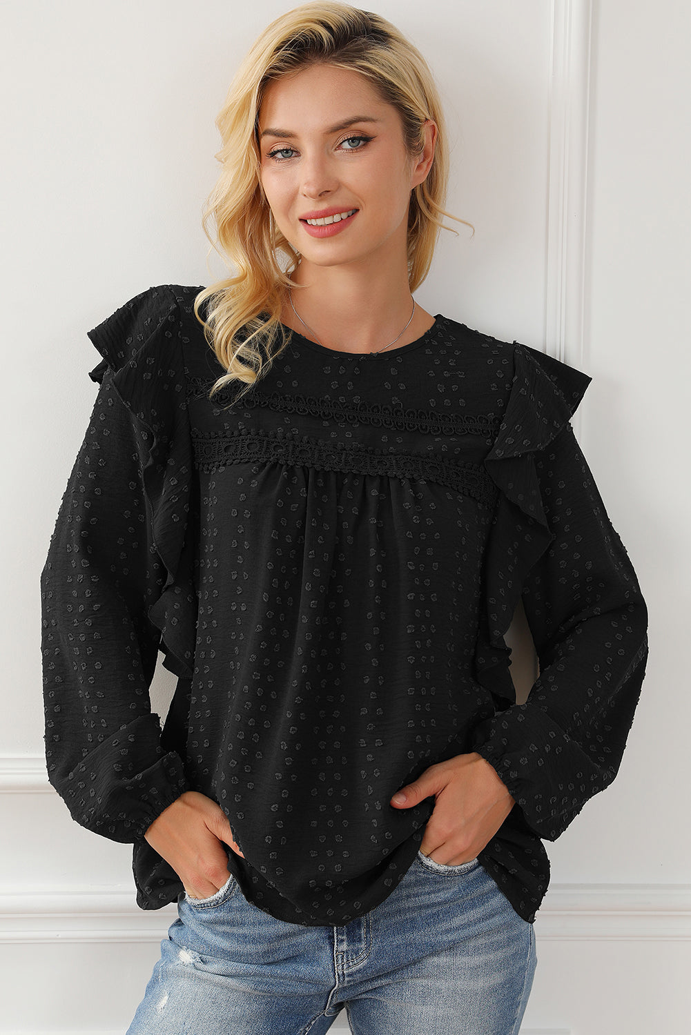 Schwarze Bluse mit langen Ärmeln und Ösen an der Schulter aus Spitze und Rüschen