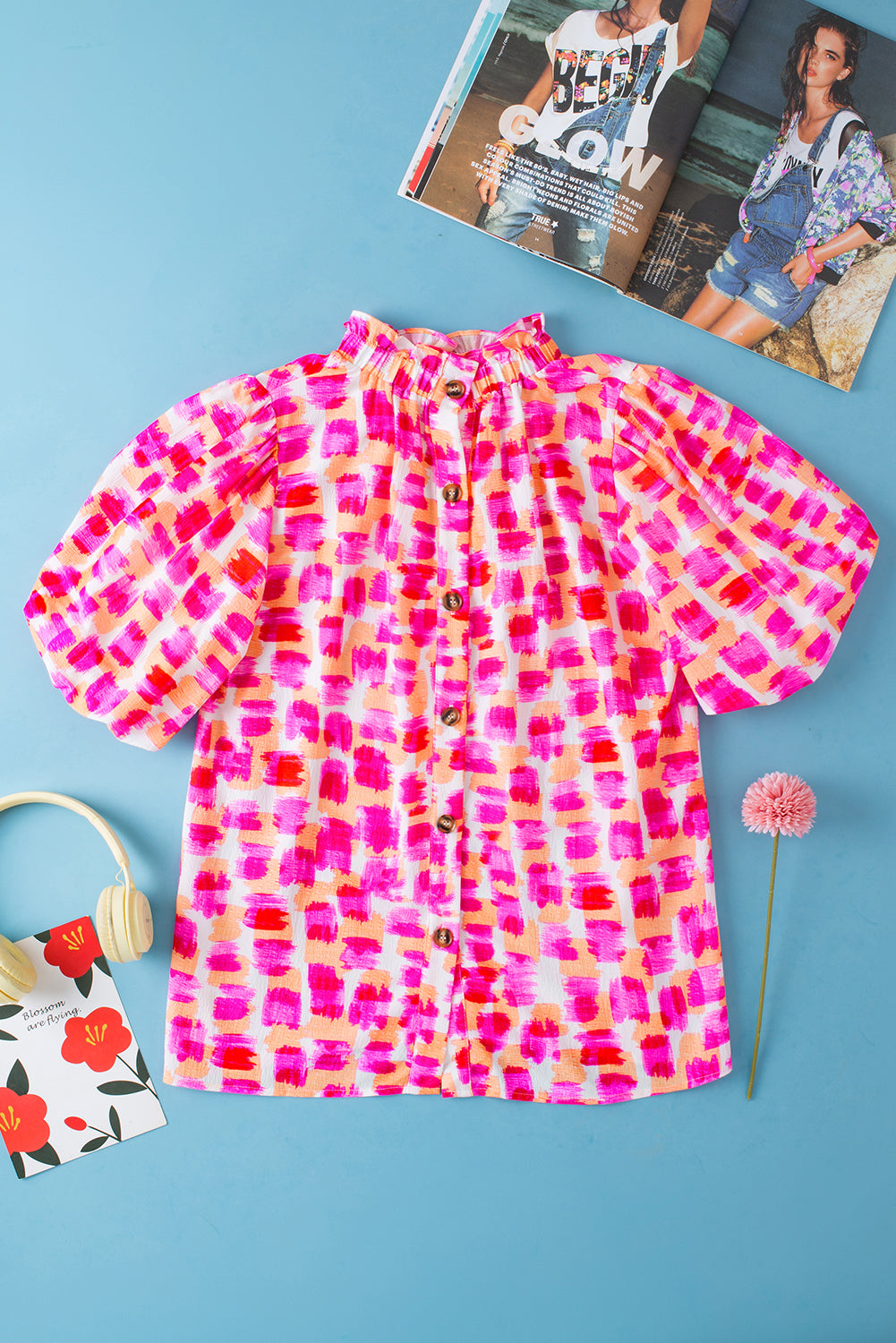 Rosa Bluse mit abstraktem Print und hohem Kragen, Knopfleiste hinten und Rüschen
