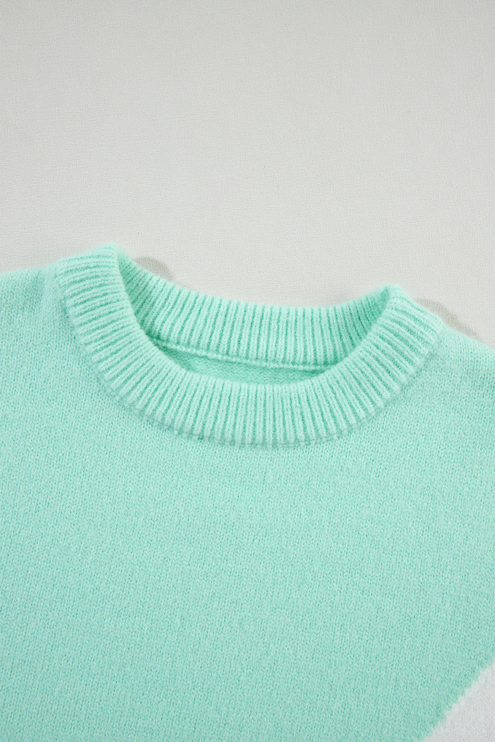 Grüner Pullover mit Chevron-Farbblock und überschnittener Schulter im Rippenstrick