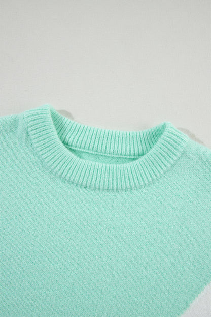 Grüner Pullover mit Chevron-Farbblock und überschnittener Schulter im Rippenstrick