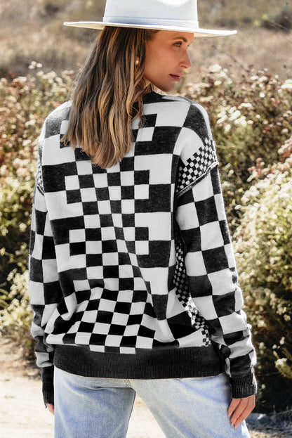 Schwarzer Pullover mit Karomuster und überschnittener Schulterpartie und Rundhalsausschnitt