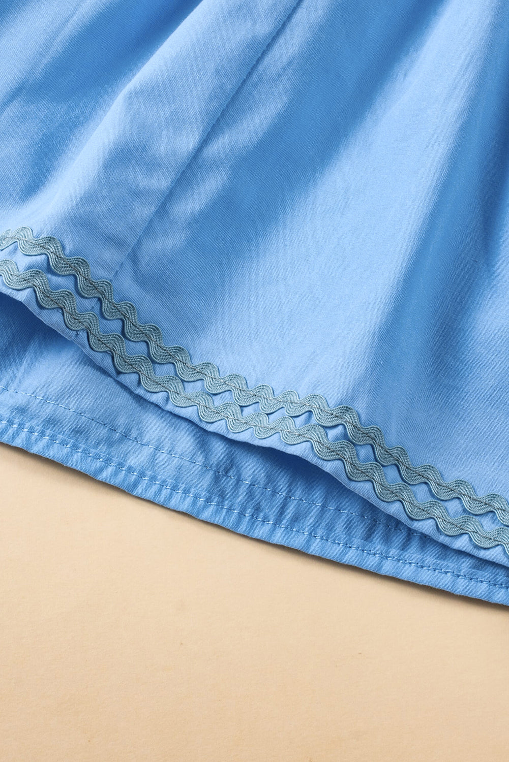 Beau Blue – Zickzack-Farbblockkleid mit Flatterärmeln, V-Ausschnitt und Stufendesign