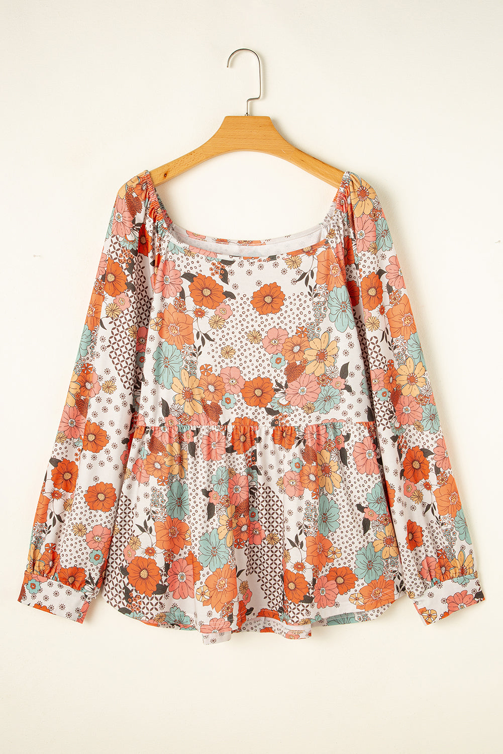 Khakifarbene Bluse mit Schößchen und Blumenmuster in Übergröße mit quadratischem Ausschnitt