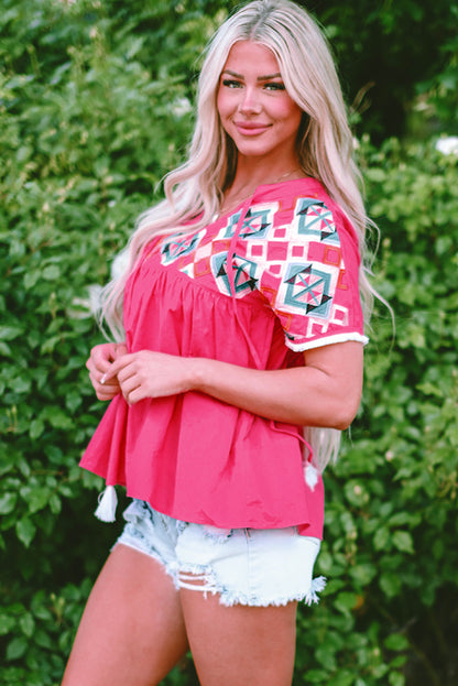 Erdbeerrosa Bluse mit V-Ausschnitt und geometrischer Stickerei, Quaste und Schleife