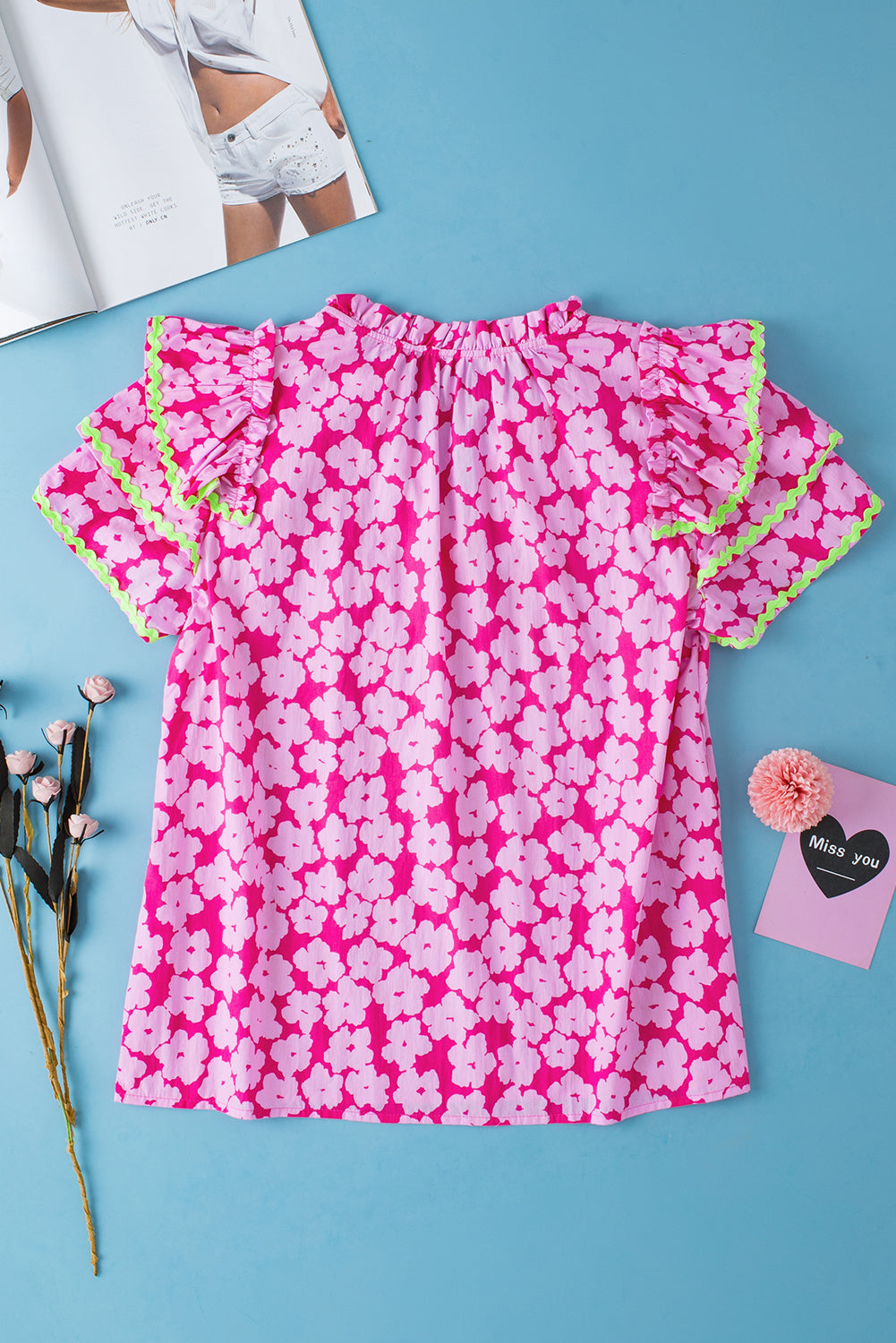 Rosa Bluse mit floralem Kontrastmuster und Zickzackmuster und Rüschenärmeln
