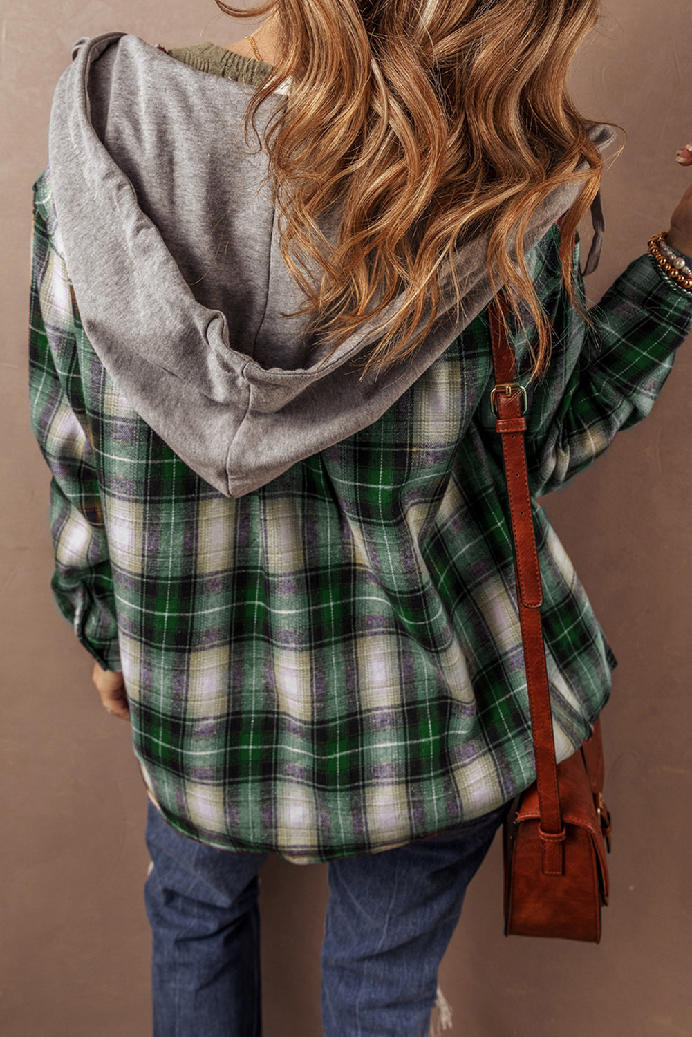 Grünes Shacket mit Brusttasche und Kapuze und Karomuster