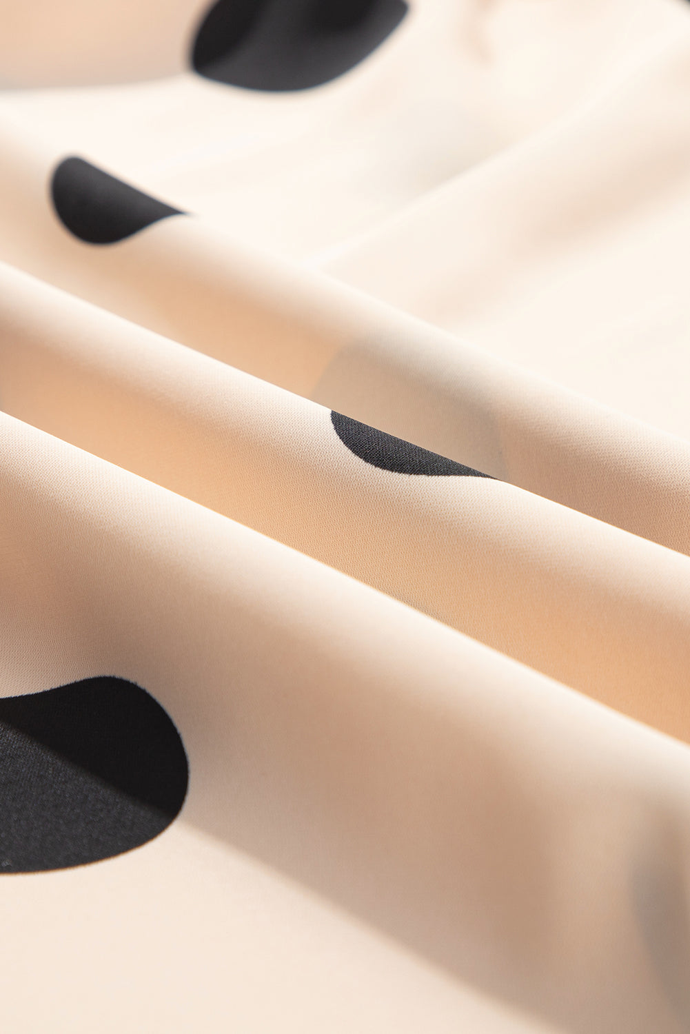 Haferflockenfarbenes, gesmoktes, ausgestelltes, ärmelloses langes Kleid mit Punkten