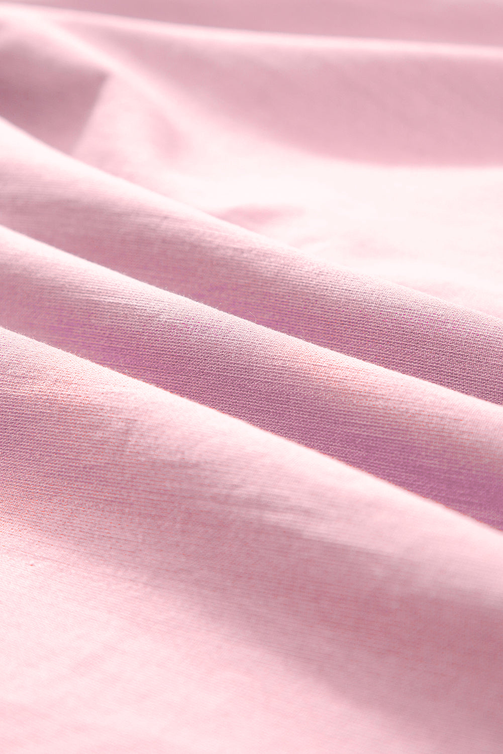Rosa Bluse mit Blumenstickerei, Puffärmeln und Schlitz am Ausschnitt