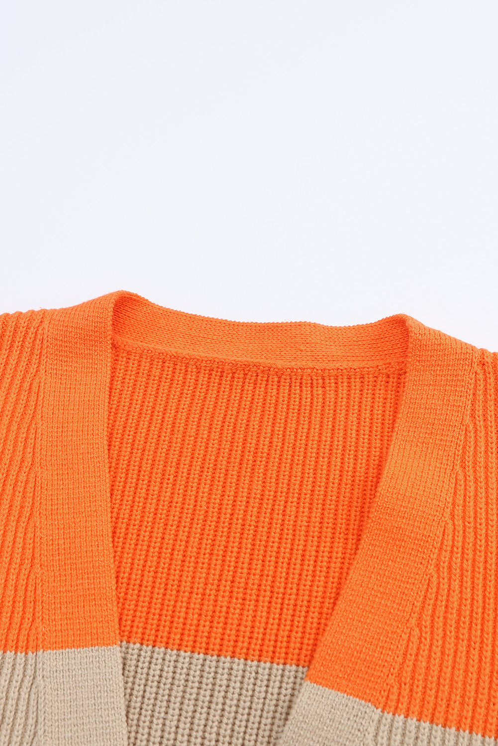 Orangefarbener Cardigan mit geripptem Colorblock-Muster