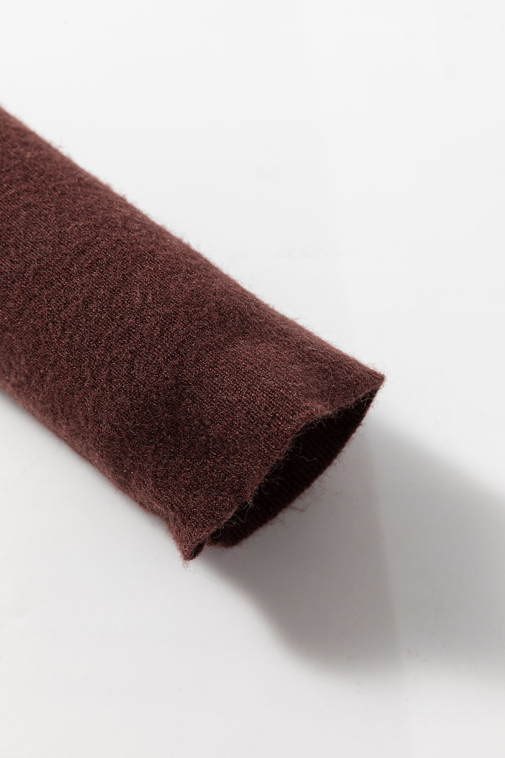 Kaffeebraunes, schmal geschnittenes Pulloverkleid mit Stehkragen und Seitenschlitz