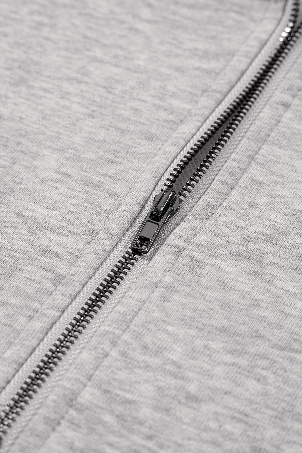 Hellgrauer Oversize-Hoodie mit Kängurutasche und halbem Reißverschluss