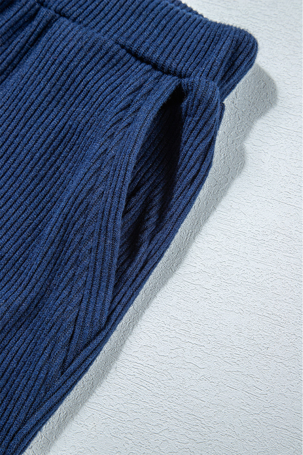 Marineblaues Set aus kurzem Hoodie und Jogginghose mit Kordelzug