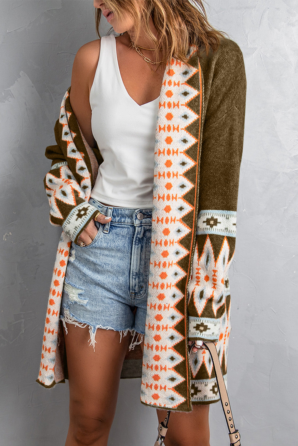 Braune Strickjacke mit offenem Vorderteil und Aztekenmuster