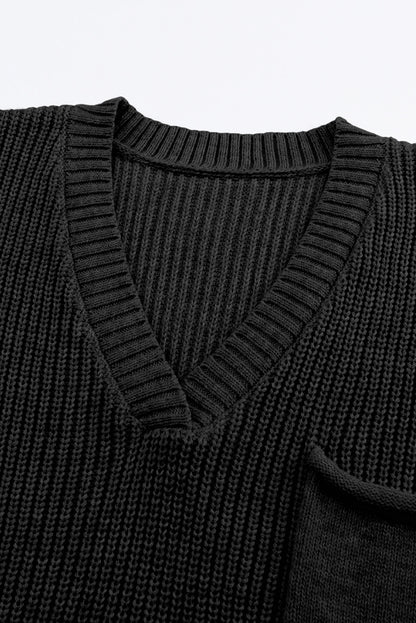 Set aus schwarzem Strickpullover mit V-Ausschnitt und lässiger Hose
