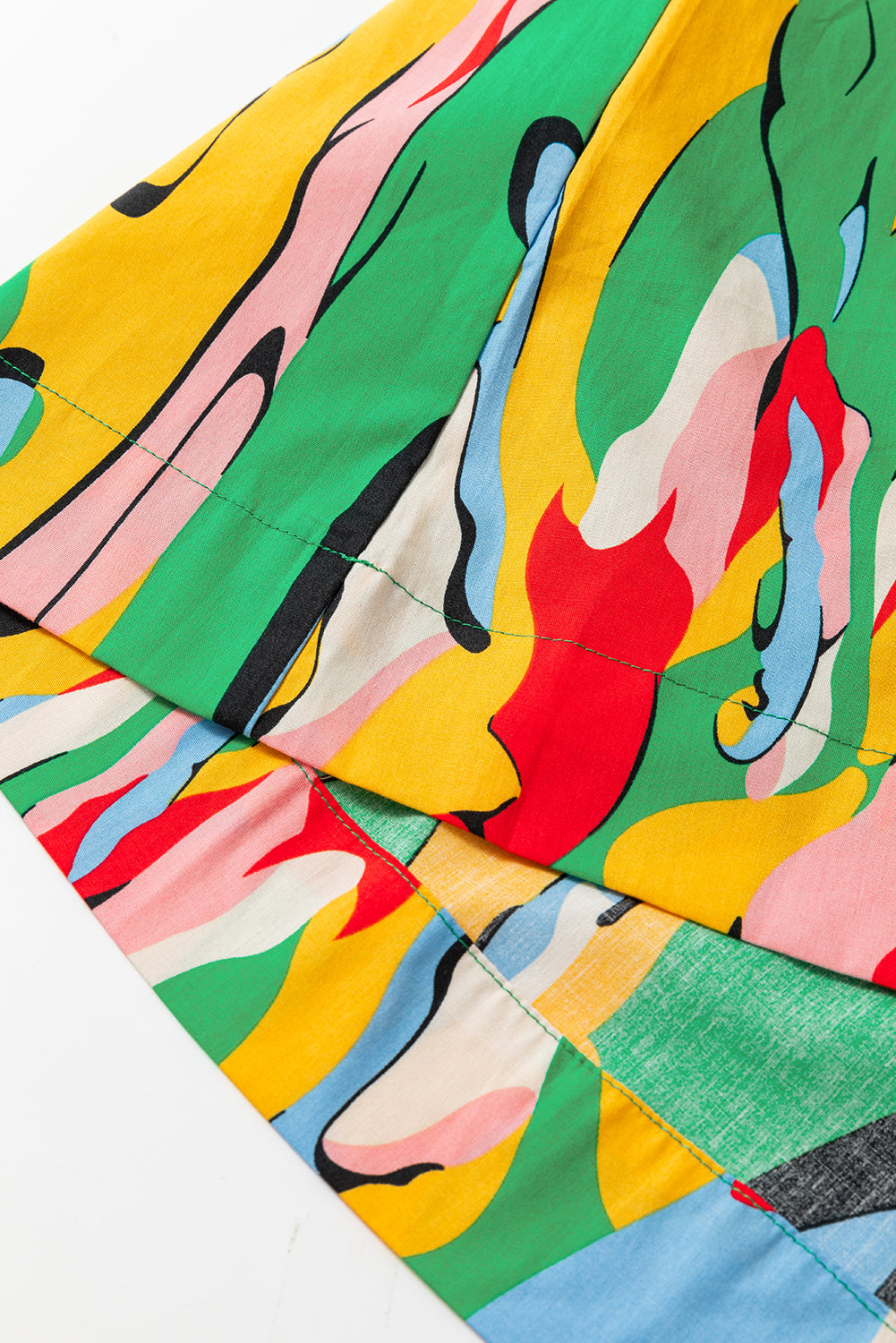 Grünes Minikleid mit abstraktem Print, Rüschenkragen und Rüschenärmeln