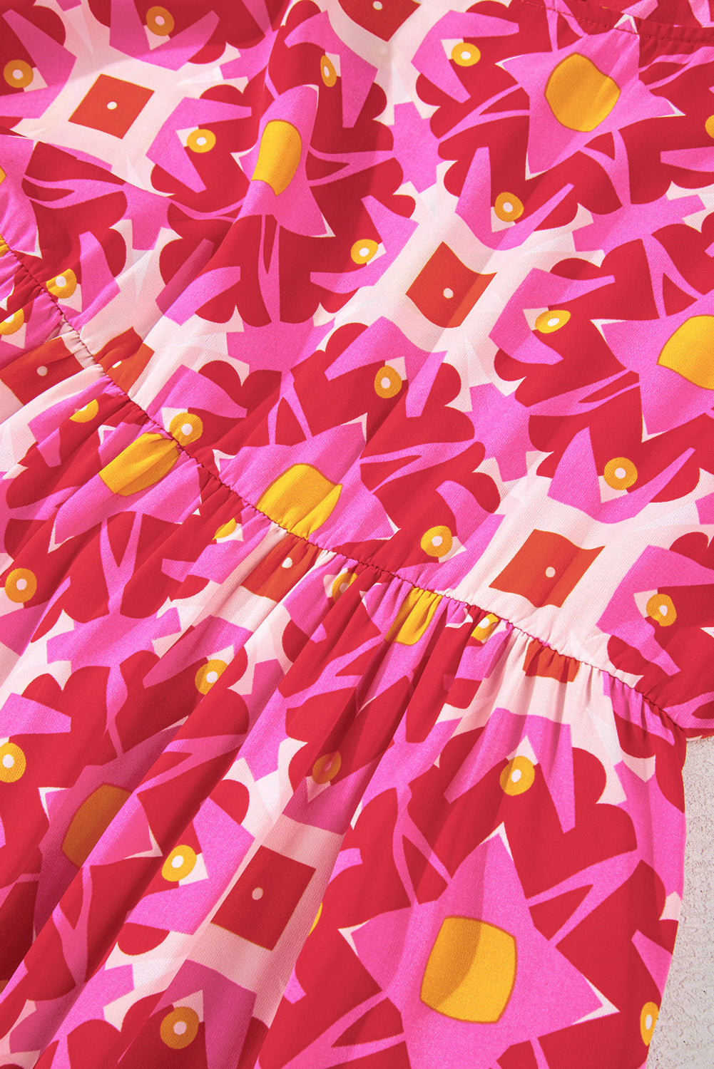 Erdbeerrosa gesmoktes Minikleid mit langen Ärmeln und geometrischem Print