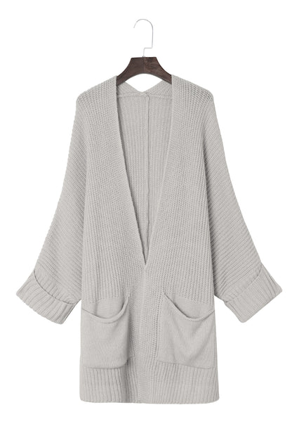 Grauer Oversize-Strickpullover mit umgeschlagenen Ärmeln