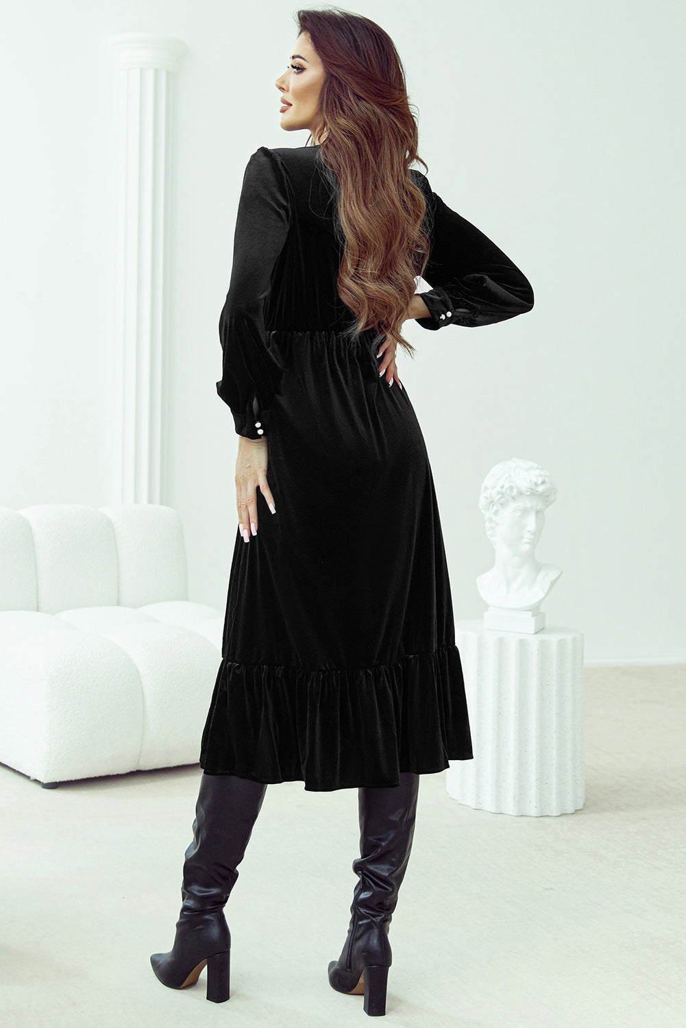 Schwarzes Midikleid aus Samt mit Knöpfen, Puffärmeln, V-Ausschnitt und Schlitz