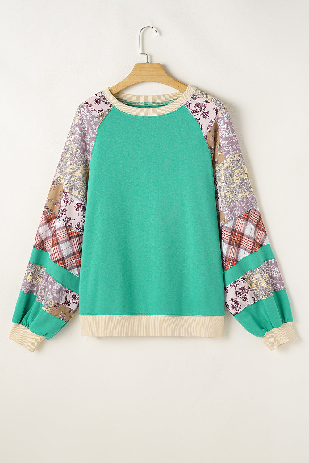 Himmelblaues Sweatshirt mit Raglanärmeln und kariertem Blumenmuster in Übergröße